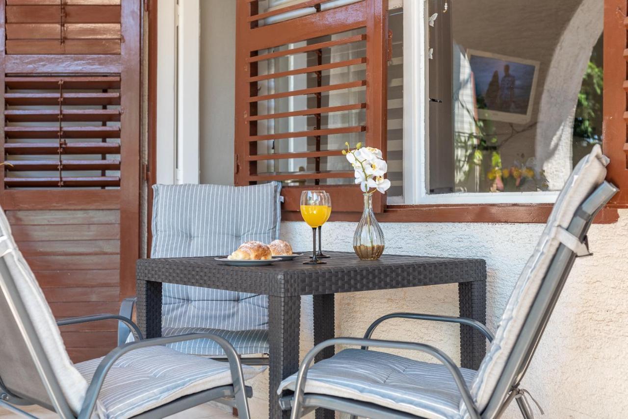 Apartments Villa Mirella 20 M From The Sea - Free Parking 트로기르 외부 사진