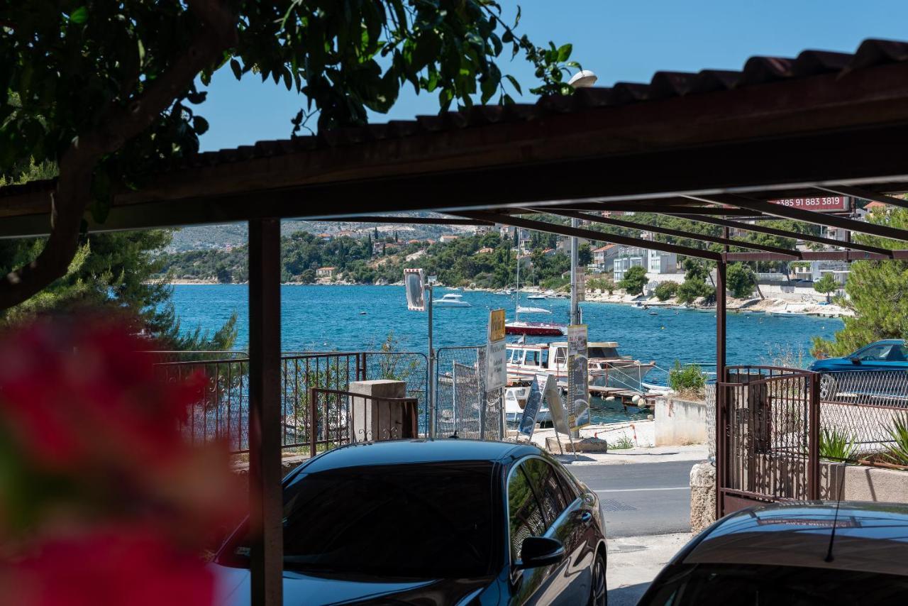 Apartments Villa Mirella 20 M From The Sea - Free Parking 트로기르 외부 사진