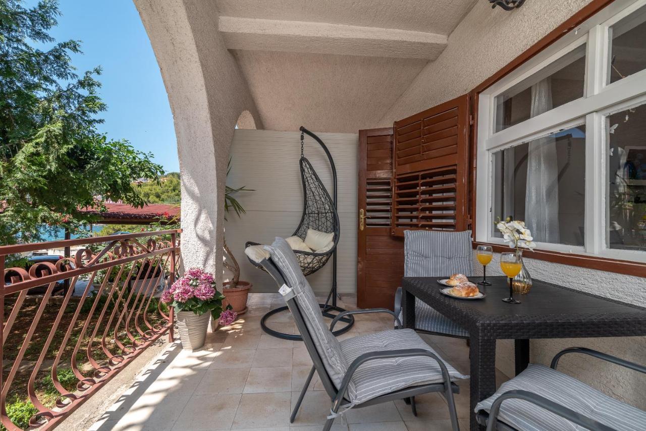 Apartments Villa Mirella 20 M From The Sea - Free Parking 트로기르 외부 사진
