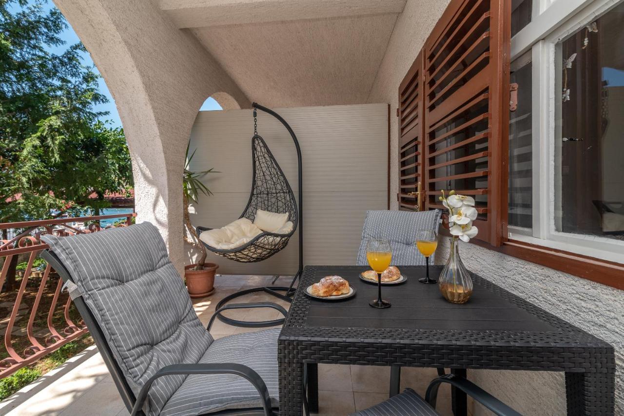 Apartments Villa Mirella 20 M From The Sea - Free Parking 트로기르 외부 사진