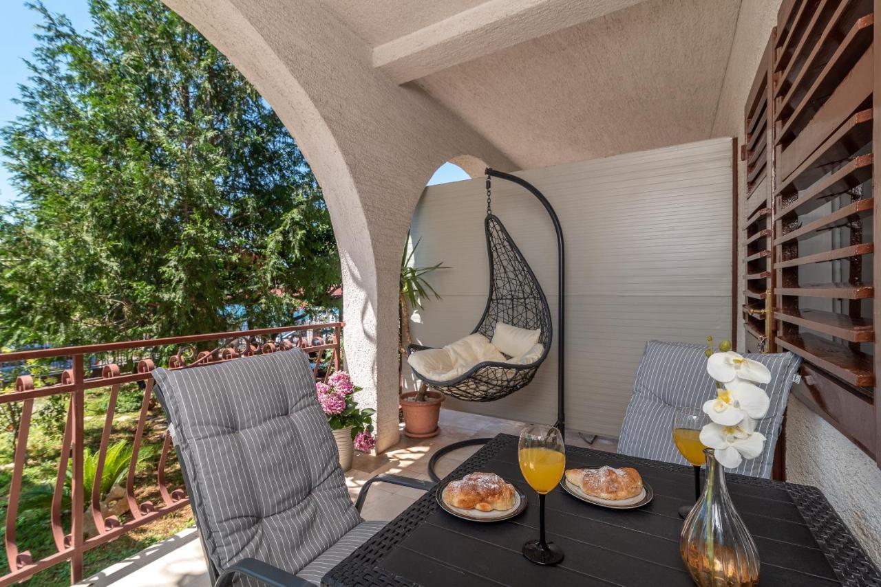 Apartments Villa Mirella 20 M From The Sea - Free Parking 트로기르 외부 사진
