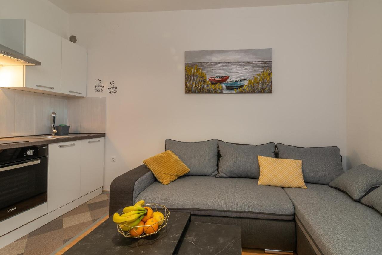 Apartments Villa Mirella 20 M From The Sea - Free Parking 트로기르 외부 사진