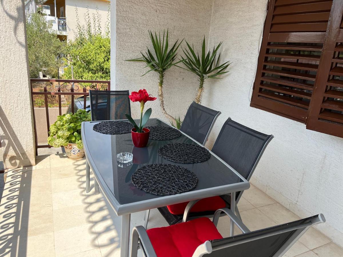 Apartments Villa Mirella 20 M From The Sea - Free Parking 트로기르 외부 사진