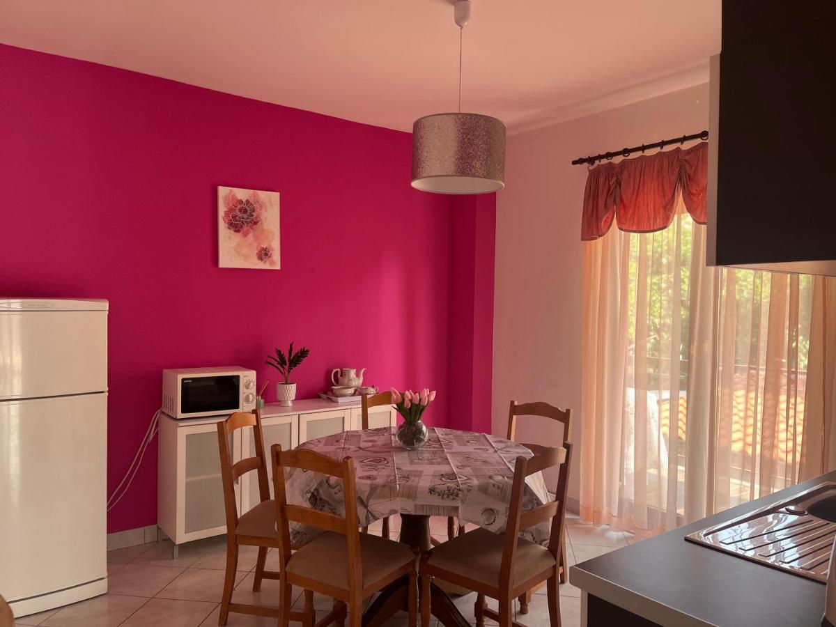 Apartments Villa Mirella 20 M From The Sea - Free Parking 트로기르 외부 사진