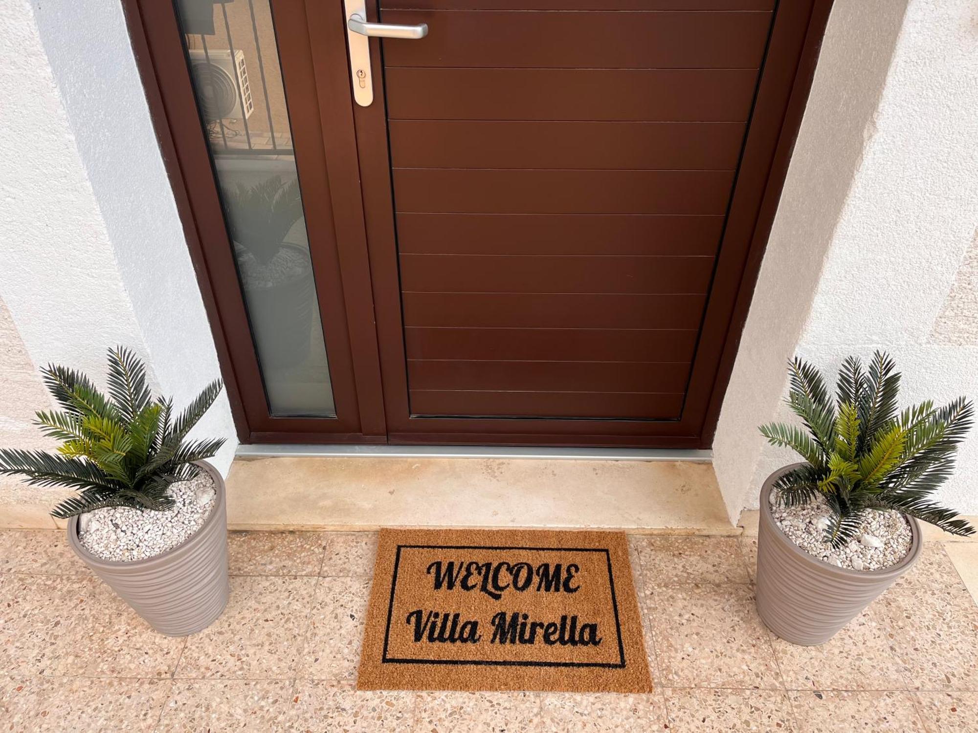 Apartments Villa Mirella 20 M From The Sea - Free Parking 트로기르 외부 사진