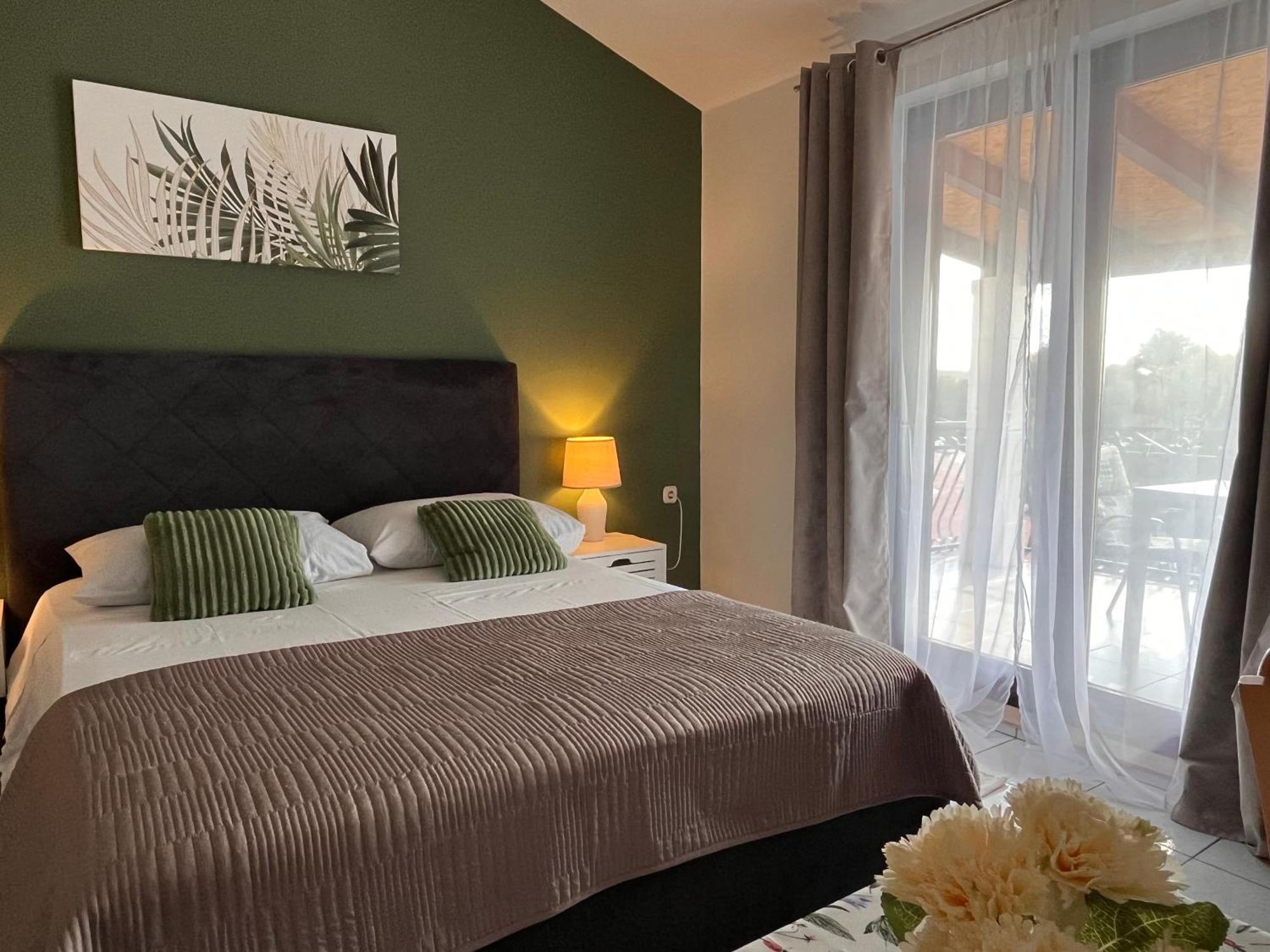 Apartments Villa Mirella 20 M From The Sea - Free Parking 트로기르 외부 사진