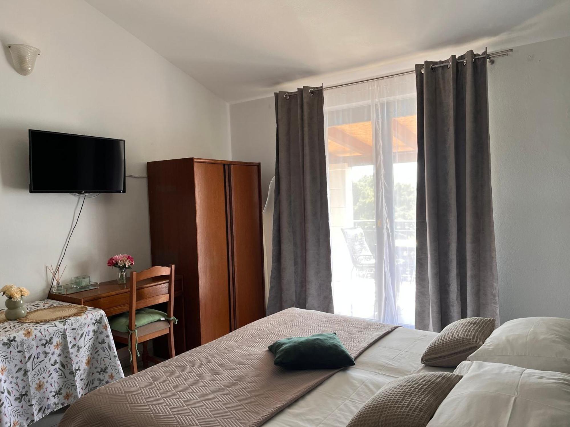 Apartments Villa Mirella 20 M From The Sea - Free Parking 트로기르 외부 사진
