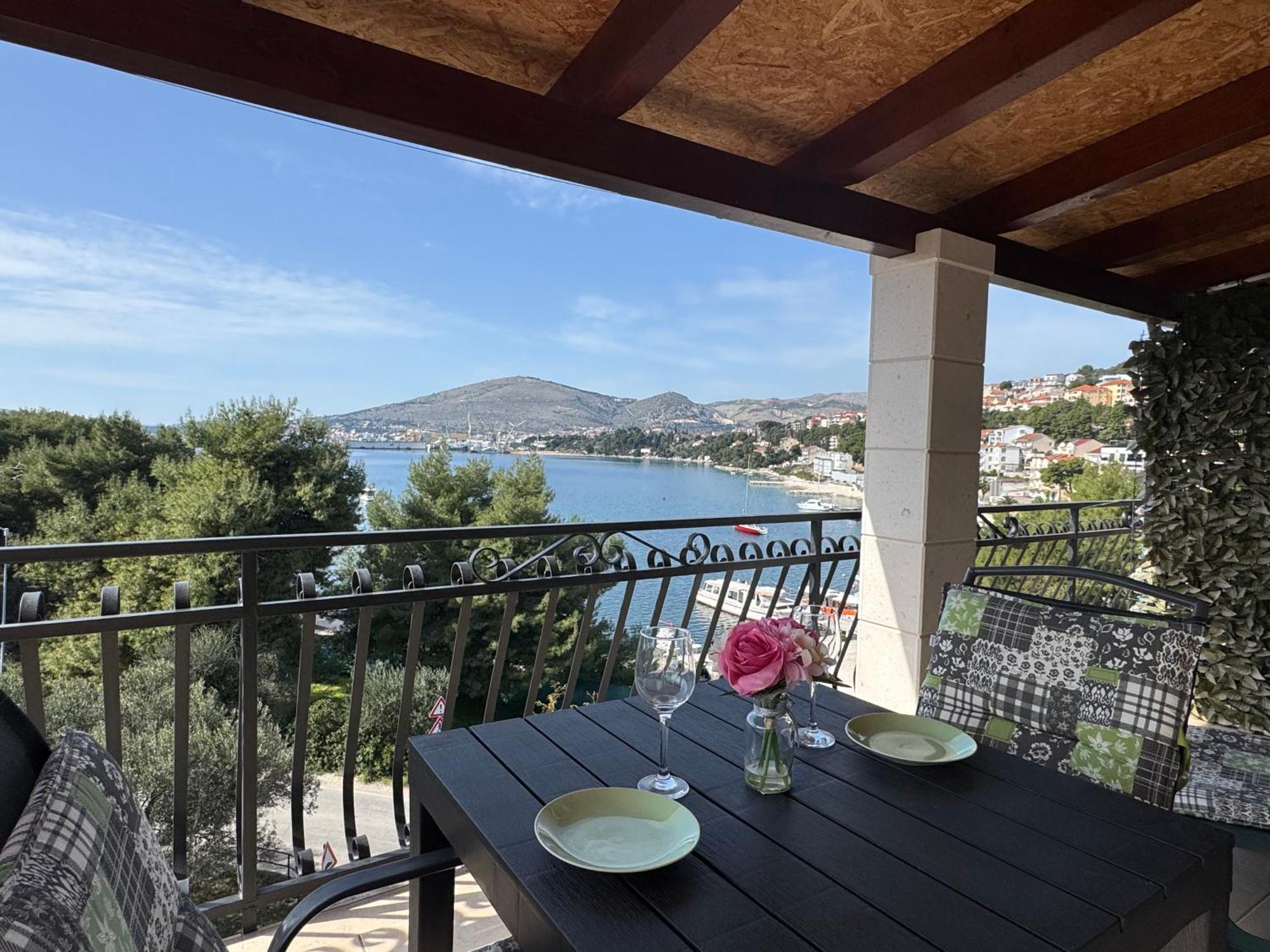 Apartments Villa Mirella 20 M From The Sea - Free Parking 트로기르 외부 사진